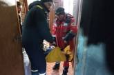 В Очакове спасатели помогли медикам транспортировать лежачего больного