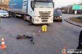 В Николаеве грузовик сбил курьера на электросамокате: пострадавшего увезла «скорая»