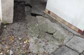У дворі жилкопа в центрі Миколаєва обвалився ґрунт — в мерії кажуть, що «некритично»