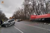 Под Хмельницким столкнулись грузовик и легковушка: два человека погибли (фото)