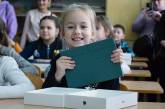 Двум николаевским школам передали 605 планшетов Apple iPad