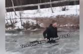 В Ровненской области дети катались на льду, один парень провалился