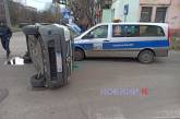 На перехресті в Миколаєві «Мерседес» перевернув «Рено»: постраждав пасажир