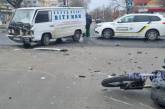 В Николаеве мотоциклист врезался в «Мерседес» – пострадавшего увезла «скорая»