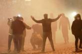 Водомети, піротехніка та газ: у Тбілісі протестувальники штурмують парламент (фото, відео)
