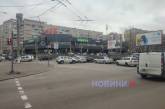 В центре Николаева полиция проводит следственный эксперимент — на проспекте огромная пробка