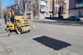 На двох вулицях Миколаєва латають дороги