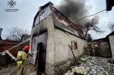 В Первомайске масштабно горел гараж — огонь едва не уничтожил дом (фото)