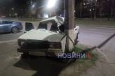 У центрі Миколаєва «Жигулі» врізалися в стовп: автомобіль розбитий вщент (фото)
