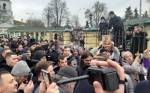 У Киево-Печерской лавры произошла небольшая потасовка сторонников и противников Украинской православной церкви