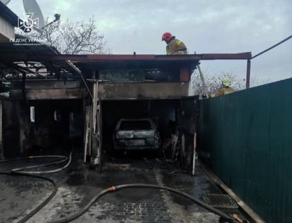 В Николаеве горели гаражи вместе с автомобилями (видео)