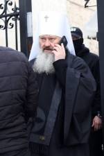 1 апреля во время обысков Службы безопасности Украины (СБУ) в доме у наместника Киево-Печерской лавры Павла Лебедя митрополит "засветил" дорогие брендовые вещи. Кроме того, священнослужитель является обладателем последней модели смартфона iPhone