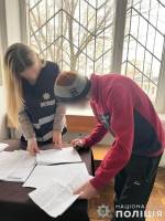 3 апреля около 15:30 в Первомайский районный отдел полиции поступило сообщение о том, что возле салона красоты на улице Одесской в городе Первомайск неизвестный мужчина совершил нападение на 18-летнего парня &mdash; нападавший изрезал пострадавшему лицо