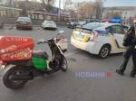 Вечером в субботу, 8 апреля, на Привокзальной площади в Одессе доставщик пиццы на мопеде врезался в автомобиль патрульной полиции Toyota Prius. &nbsp;
