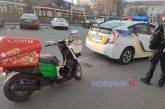 В Одессе курьер на мопеде врезался в патрульное авто полиции