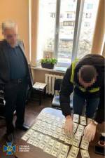 В Киеве задержали главу военно-врачебной комиссии одного из районов столицы. Мужчина за три тысячи долларов оформлял клиентам документы о снятии с военного учета по состоянию здоровья.