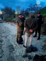 Патрульные получили сообщение, что неподалеку от нефтебазы на улице Космонавтов в Николаеве, неизвестный гражданин ловит рыбу сетями, что строго запрещено