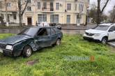 В центре Николаева столкнулись «Рено» и ВАЗ — оба авто вылетели на газон