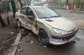 В центре Николаева столкнулись «Пежо» и «Ситроен»: пострадал водитель