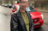  В Николаеве пьяная дама за рулем врезалась в припаркованное авто и пыталась скрыться
