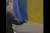 В центре Николаева подростки сорвали флаг Украины с фасада кафе (видео)