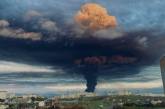 Появились видео, как горит нефтебаза в Севастополе
