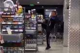 В Вознесенске «неадекват» крушил полки супермаркета - его успокоил слезоточивый газ (видео)
