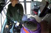 13-річний хлопчик запобіг аварії автобуса, коли водій знепритомнів (відео)