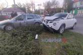 В центре Николаева столкнувшиеся «Шкода» и «Ниссан» вылетели на газон: пострадал водитель
