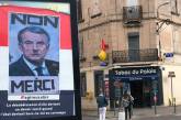 У Франції з'явилися плакати з Макроном схожим на Гітлера