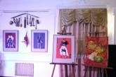 «Ой у лузі Червона калина…»: у театрі відкрилася виставка миколаївської художниці (фоторепортаж)