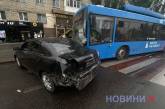 У центрі Миколаєва зіткнулися тролейбус, Volkswagen і Toyota – рух проспектом заблоковано