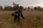 Пенсіонерка з села на кордоні Миколаївської та Херсонської областей з металошукачем шукає міни (фото)