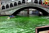 Вода в Венеции по неизвестным причинам стала зеленой (фото)