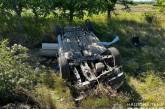 В Николаевской области «Киа» съехал в кювет и опрокинулся: трое пострадавших