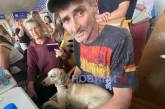 Постраждалий з Херсона приїхав до Миколаєва із собакою, яку врятував від вірної смерті (відео)