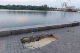 В Николаеве два человека едва не провалились в образовавшиеся из-за потопа ямы на Нижней Набережной