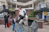 Бывшего нардепа Черновола бросили в мусорный бак (видео)