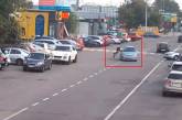 В Ирпене мужчина бросился под колеса автомобиля (видео)