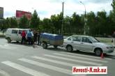 В Николаеве перед пешеходным переходом микроавтобус догнал «ВАЗ»