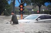 У Китаї через зливи евакуювали тисячі людей