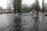 Киев накрыл небывалый ливень: машины «плывут» по улицам (видео)