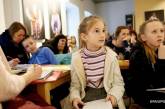 Большинство школьников-беженцев параллельно получают украинское образование
