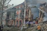 Внаслідок нічного обстрілу зруйновано житловий будинок у центрі Миколаєва – пожежу гасять досі (фото, відео)
