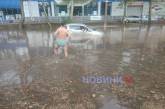У Миколаєві після зливи затопило «Дормашину»: авто під водою, у місті пробки (відео)