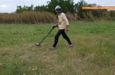 67-летняя жительница Николаевщины ищет мины металлоискателем (видео)