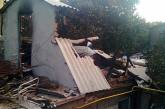 Молния, угодившая в крышу дома, оставила николаевских пенсионеров без крова над головой