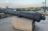 У Миколаєві пропонують позбутися 200-річних гармат з набережної - там герб Російської імперії