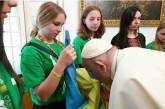 Папа зустрівся з українською молоддю та помолився з ними за Україну