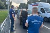 Начальник військкомату у Києві з чиновником КМВА переправляли ухилістів за кордон (відео)